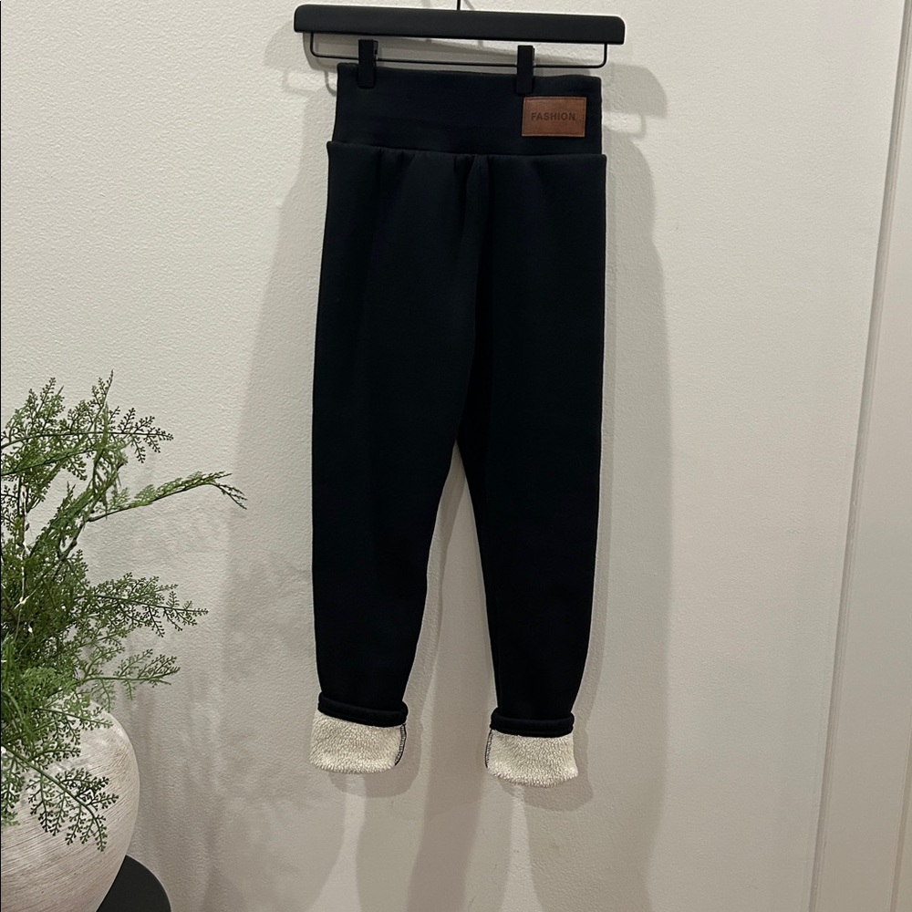 ❄️☃️Fleece lined cozy fitted joggers! Size small